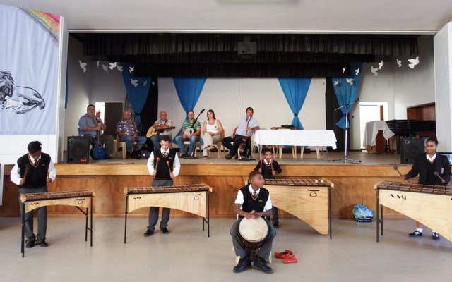 Voor is die Sharimba’s, Gansbaai Academia se Marimba Orkes, met voor Sebastian Johnson en agter vlnr Simorne Europa, Izaan Newman, Jaygon Visagie en Marveneen Pieters. Agter is die gewilde Rummy Cup Orkes,  met  vlnr  Chris Meyer,  Stompie Heyns,  Karel Meyer, Flippie Groenewald, Rialet Groenewald en Bertie le Roux